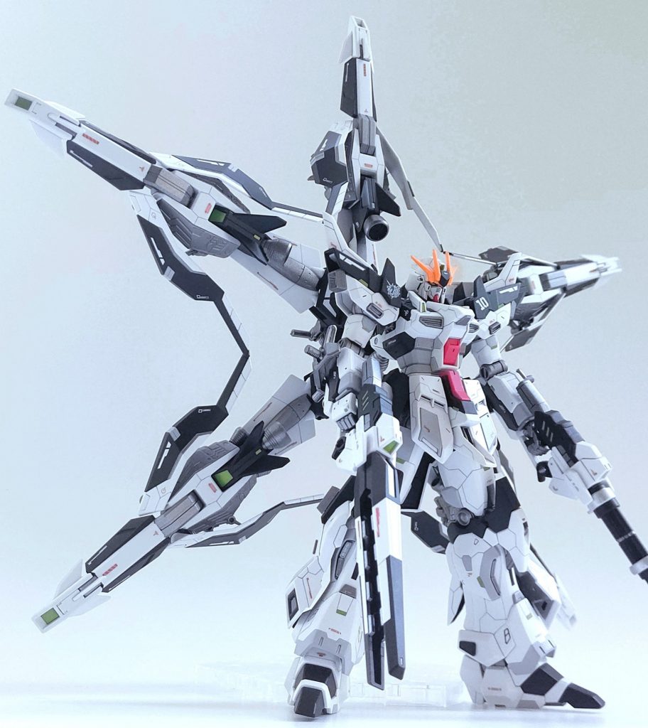 スターファイヴレイブはバックパックのみ背負った状態が基本形態になります。大きな星形のシルエットが特徴的でブースターのギミックはイオリセイのギャラクシーコスモスの技術を取り入れ、アメイジングレヴの翼を取り合い結ぶことでヴォアチュールリュミエールの展開が可能となりこちらはレディ・カワグチのアイデアで組み込まれた機能という設定です♥️