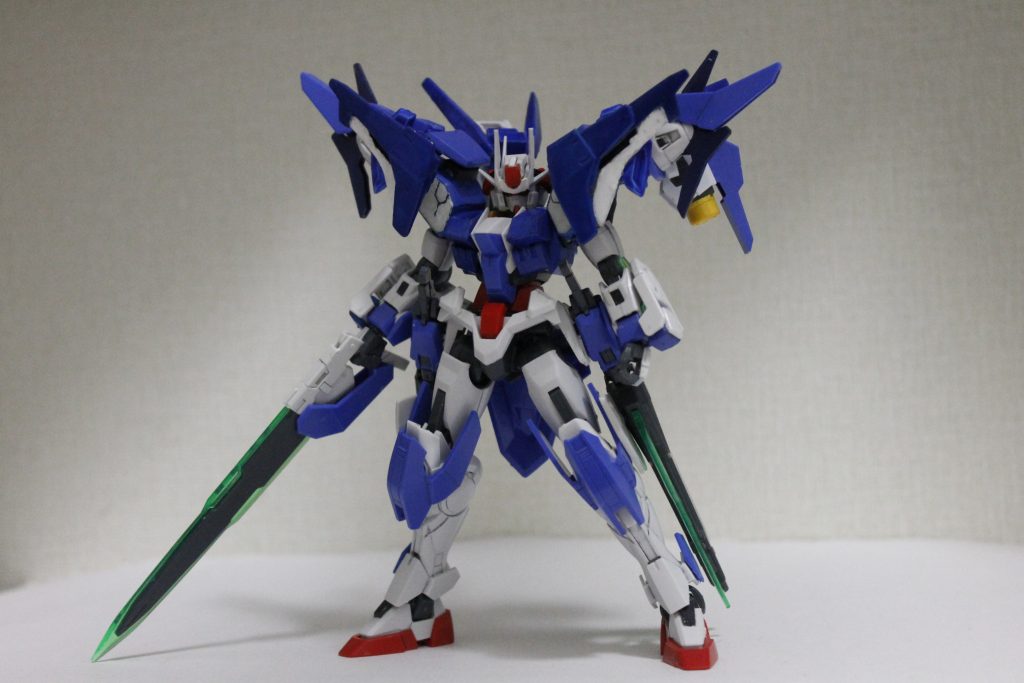 正面サバーニャの頭部、00スカイのGNドライブ、グレイズリッターの肩装甲等を使用してます。