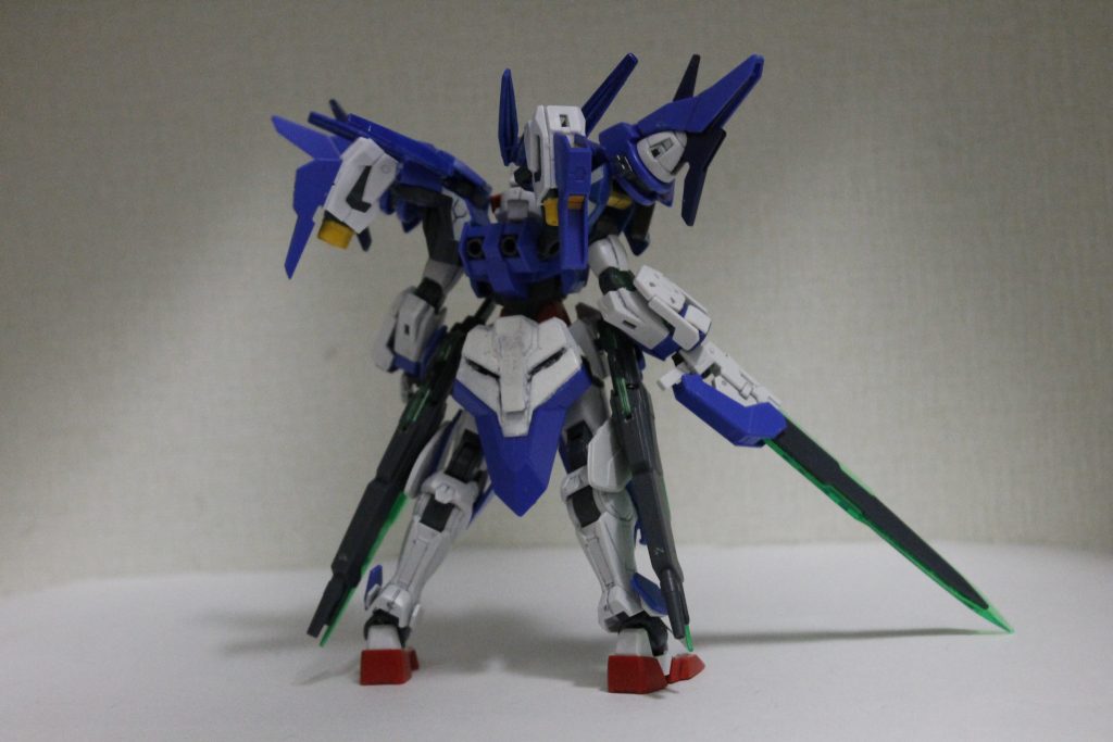 背面背中のスラスターはツインドライブのパーツを基にデルタカイの腕とZZⅡの肩装甲にアヴァランチのスラスターを組み合わせてます。