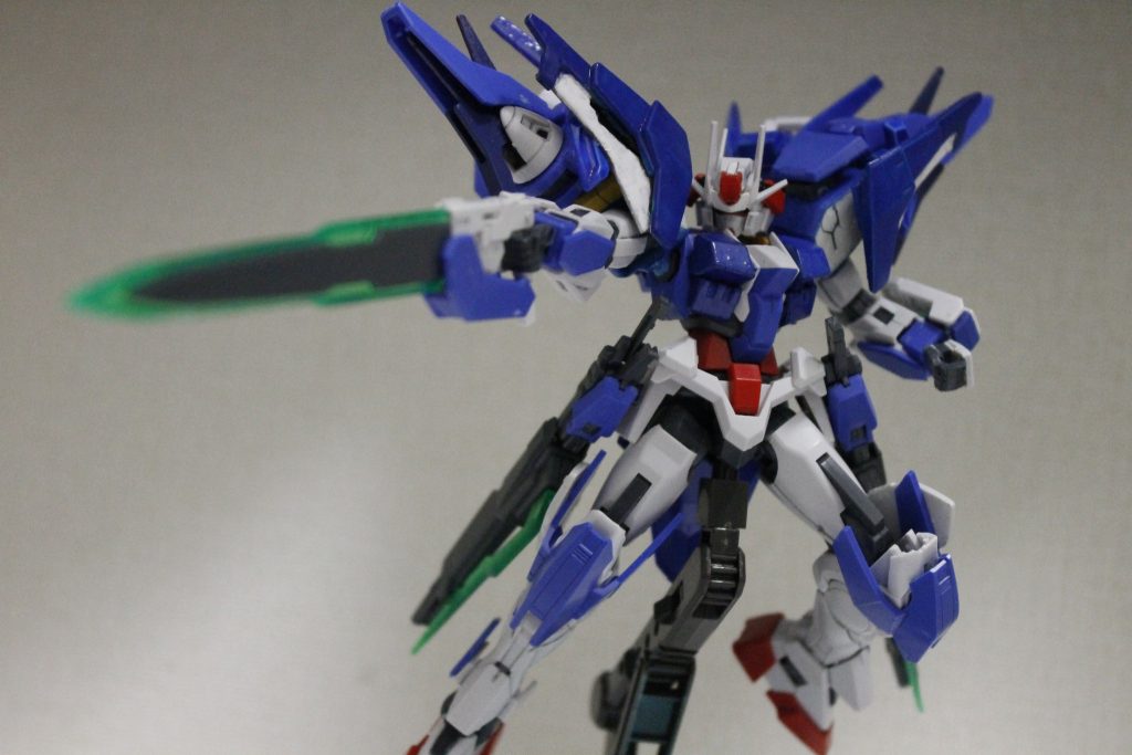 エクスGNソードGNピストルⅡをベースにクアンタとアメエクのソードパーツを使ってます。ライフルモードは刃の緑の部分からビームが発射される。という設定。