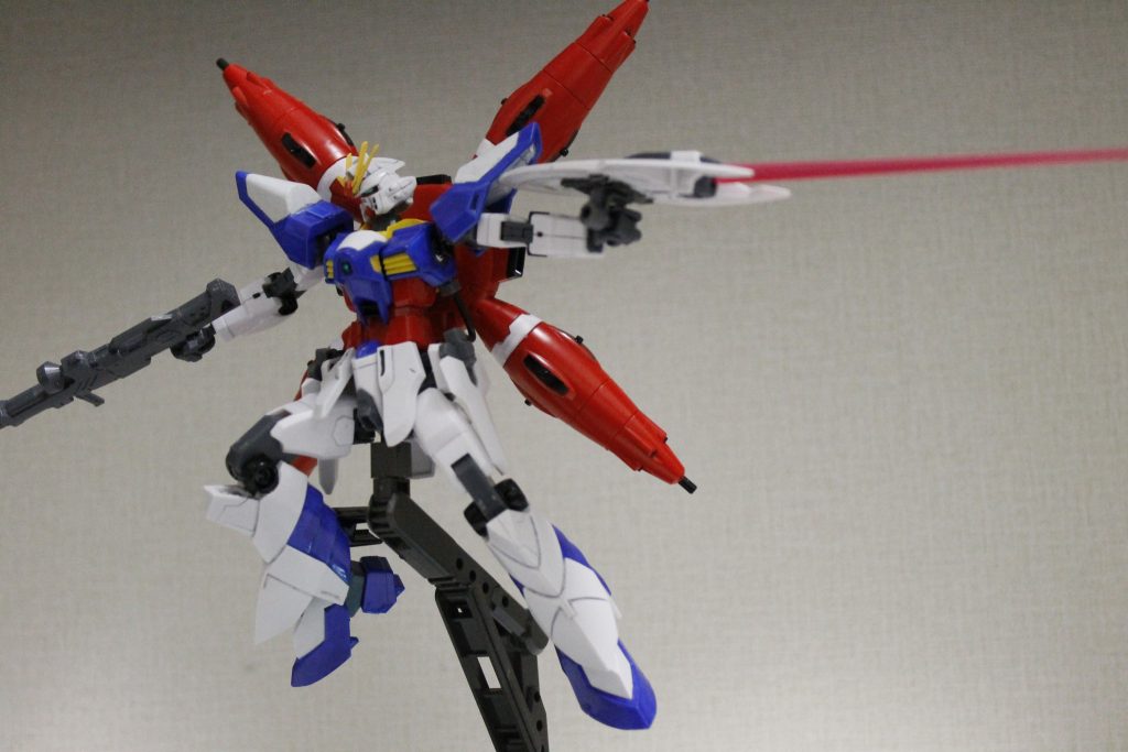 シールドは元キットのままなのでサーベルも使えますが、エフェクトはAGE辺りからよく使われてる角形エフェクトです。(誰か僕にプロヴィデンスのサーベルエフェクトを恵んでください。)