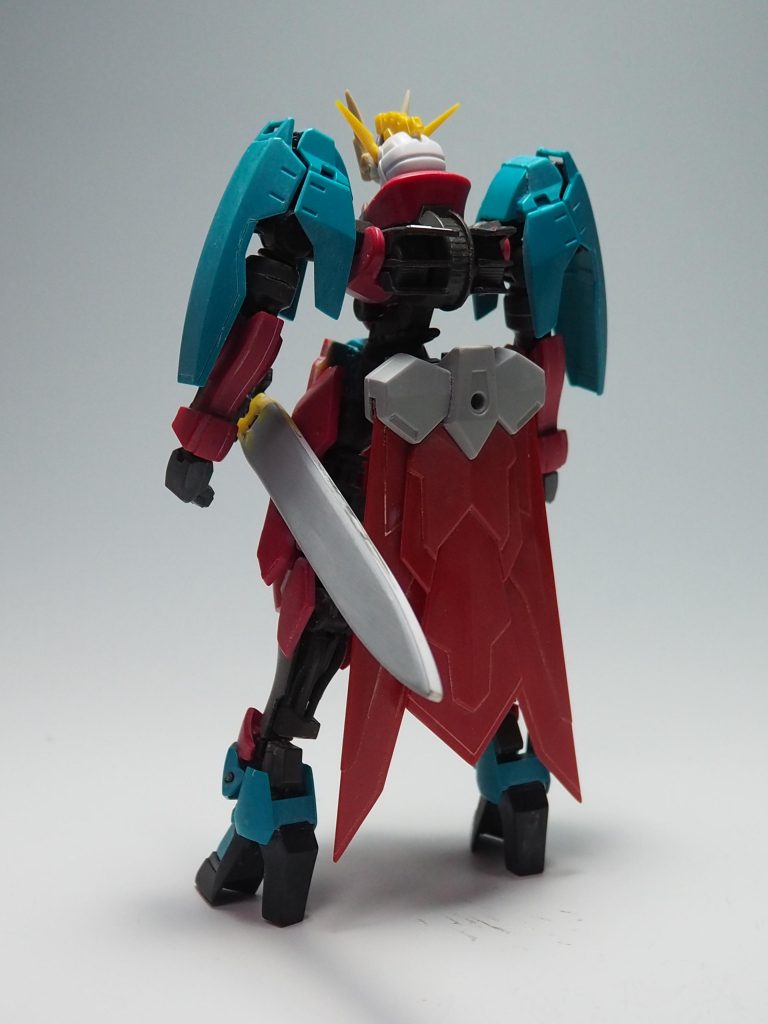 ジャスティスナイトのマントは､接続パーツをグレイズリッターのリアアーマーに削ってはめ込み接着､光硬化パテで補強しました｡あと塗り分けし易いようにスジ彫りをしています。