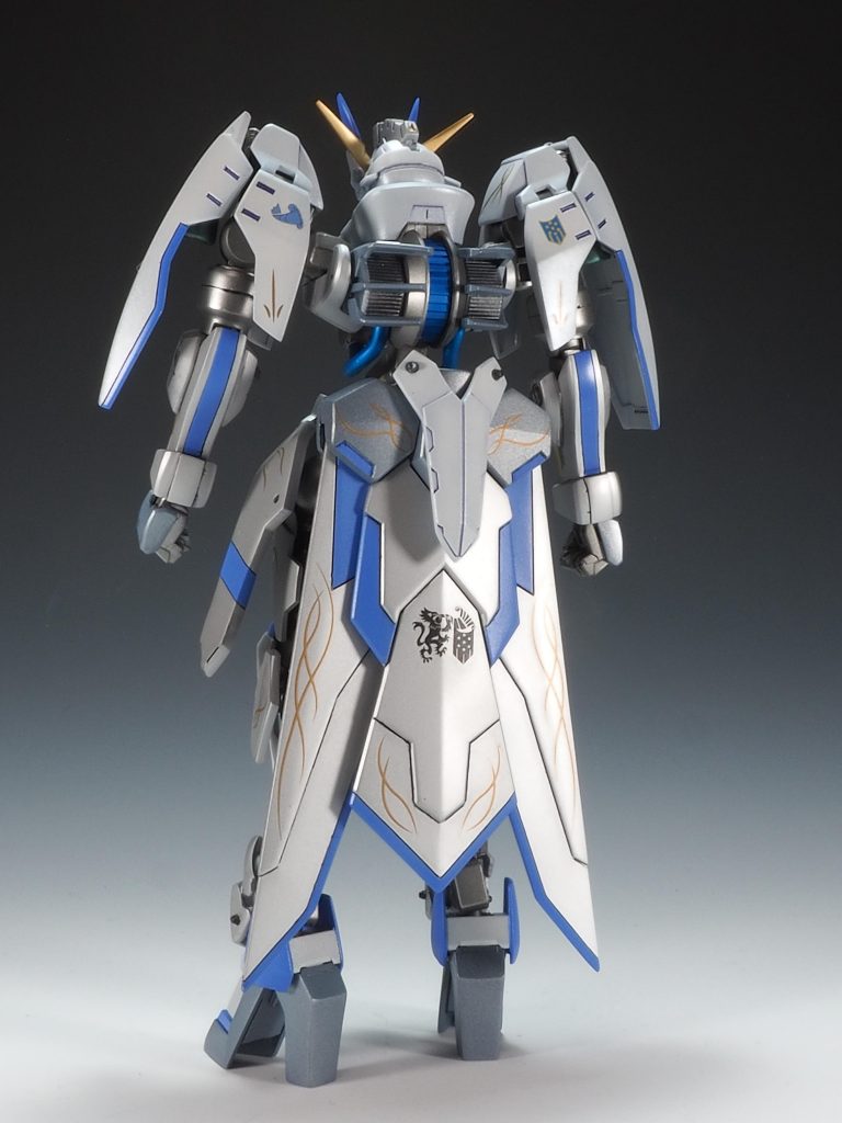 腰アーマーの代わりにジャスティスナイトのマントを装着､グリムゲルデのフンドシパーツを穴埋めのために接着しました｡妄想設定ですが､搭乗者はマクギリス•ファリド､彼が「バエル欲しい！」などと言わずギャラルホルンで真面目に働いていたときの指揮官機として､グリムゲルデを改装した姿として作成しました｡式典などにも参加するためかなり過剰な装飾を施したイメージです｡また式典参加に抜き身の剣はまずいと思い鞘も作ってみました｡