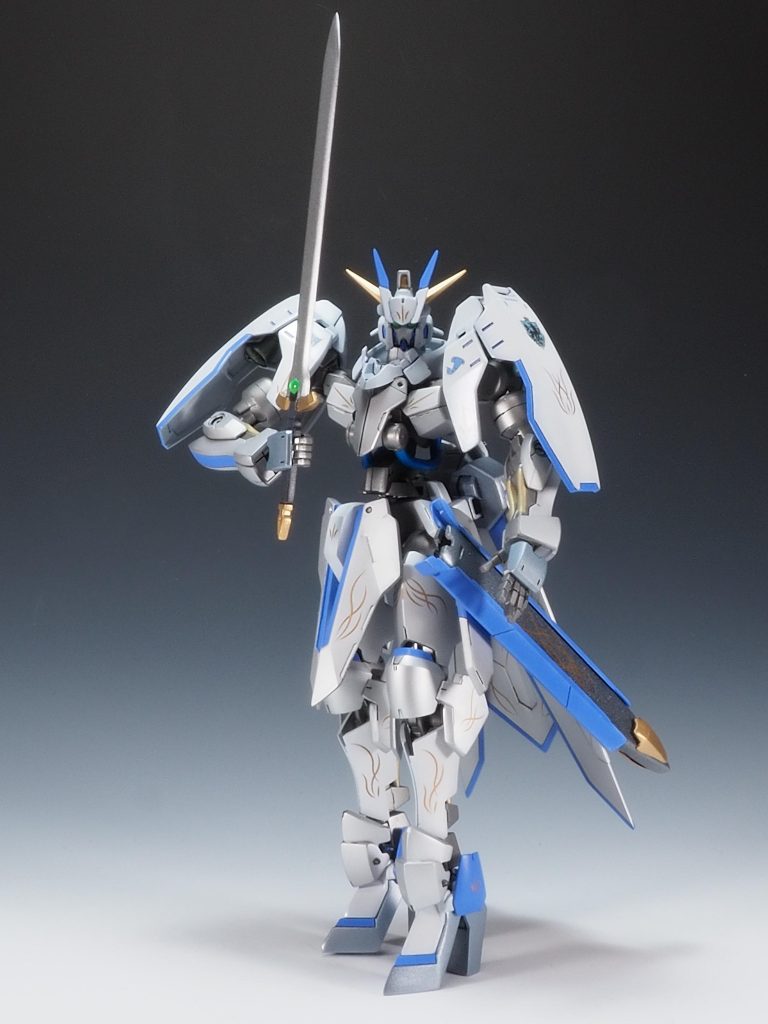 メインウェポンの長剣はグレイズリッターのナイトブレードに装飾としてHアイズを取り付けてみました｡鞘はプラ板で制作､ジャンクパーツを接着して装飾しています｡接続はネオジム磁石を使いました。