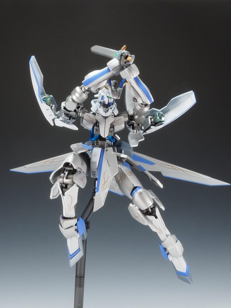 渾身の一撃！しっかり両手持ちできるとは…「ヴァルキュリアフレーム」恐るべし…