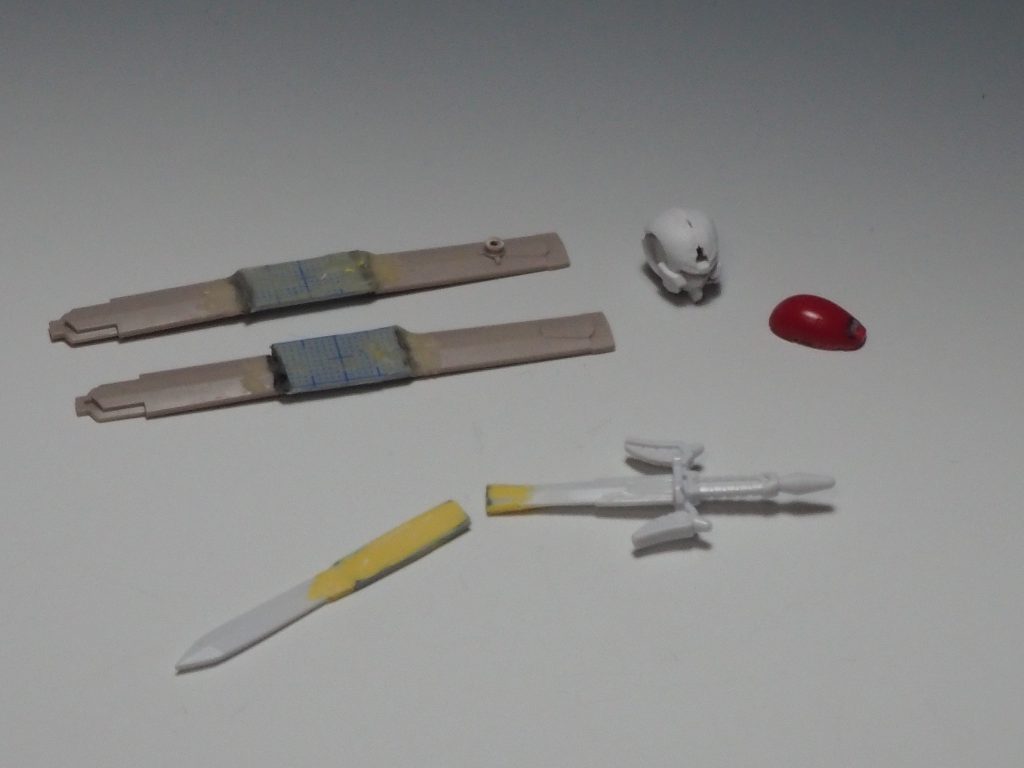 今回の無謀な挑戦の残骸…ジャスティスナイトの剣を延長して使うつもりでしたが全然真っ直ぐにならず断念､鞘…中空パーツを延長？ムリですね💢頭部はグリムゲルデに､テキトーなガンダムフェイスを付ければ良いと思ってましたが全く合わず､ナドレ頭部をダメにしてしまいました…これ以上の犠牲者は出せないので､ジャスティスナイトの頭付けたら案外イケてたので採用しました。