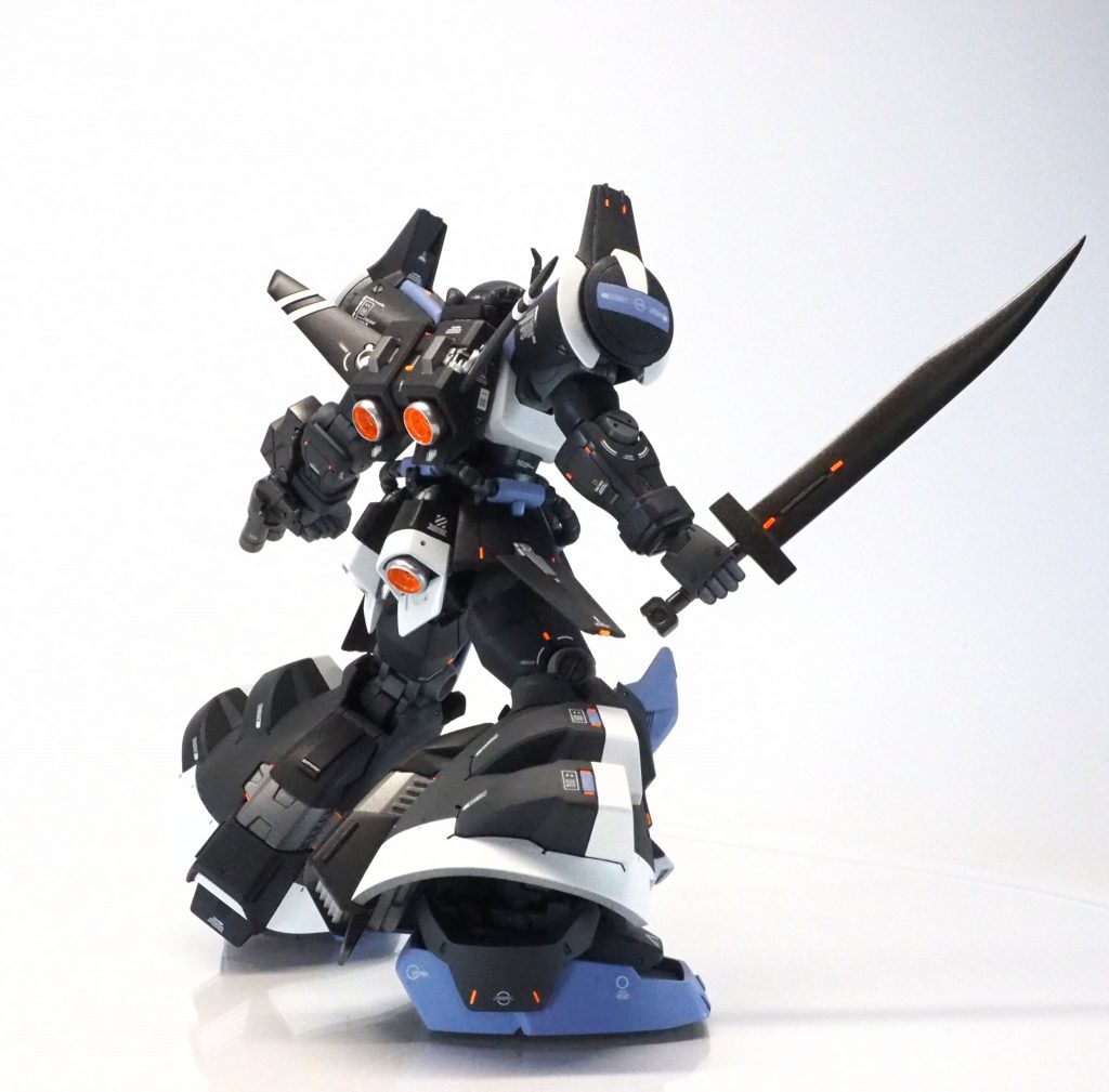 バックショットです。スラスターノズルは外側は4アーティストマーカーのシルバー、内側を蛍光オレンジで塗装しています。全体的につや消し仕上げですが、スラスターノズルだけつや有りにして金属感を強調してみました。