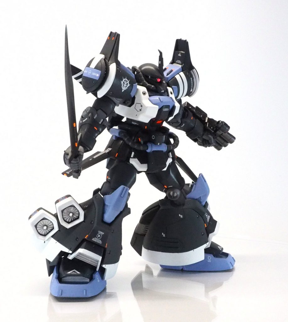 右手にヒート・サーベル、左手に3連装35mmガトリング砲を装備。ヒート・サーベルの先端はシャープ化しました。