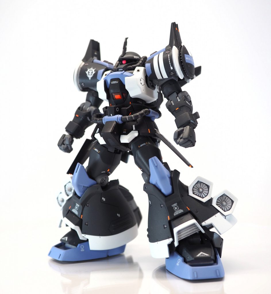 まずは武装なしのフロントショットから。黒塗装ってのをやってみたくなり、メインカラーを黒、サブに白とすみれ色、アクセントに腹部クリアパーツと一緒のオレンジを選択しました。黒はブラックとジャーマングレーを使い分けています。