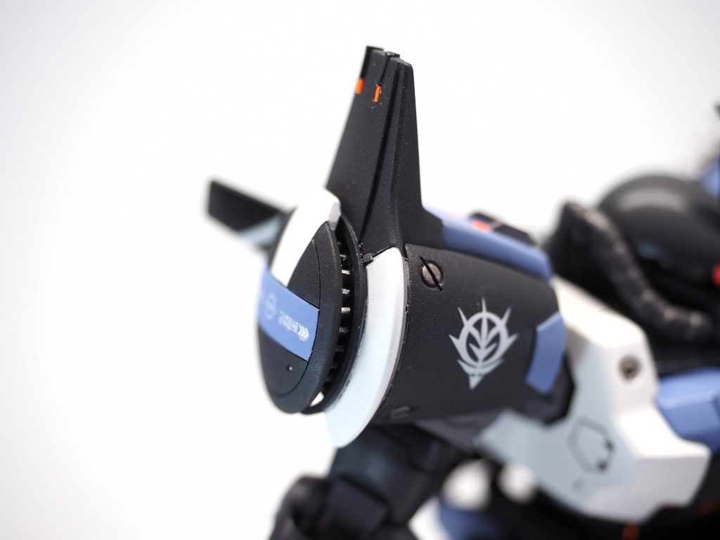 今回で少し違うことをしたとすればココ、肩パーツ側面にジャンクから作ったパーツを追加しています。吸気口なのか排気口なのか、はたまたヒートシンクなのか。いまいち役割を決めあぐねていますが、何かしら3次元機動の向上に一役買っているはず・・。