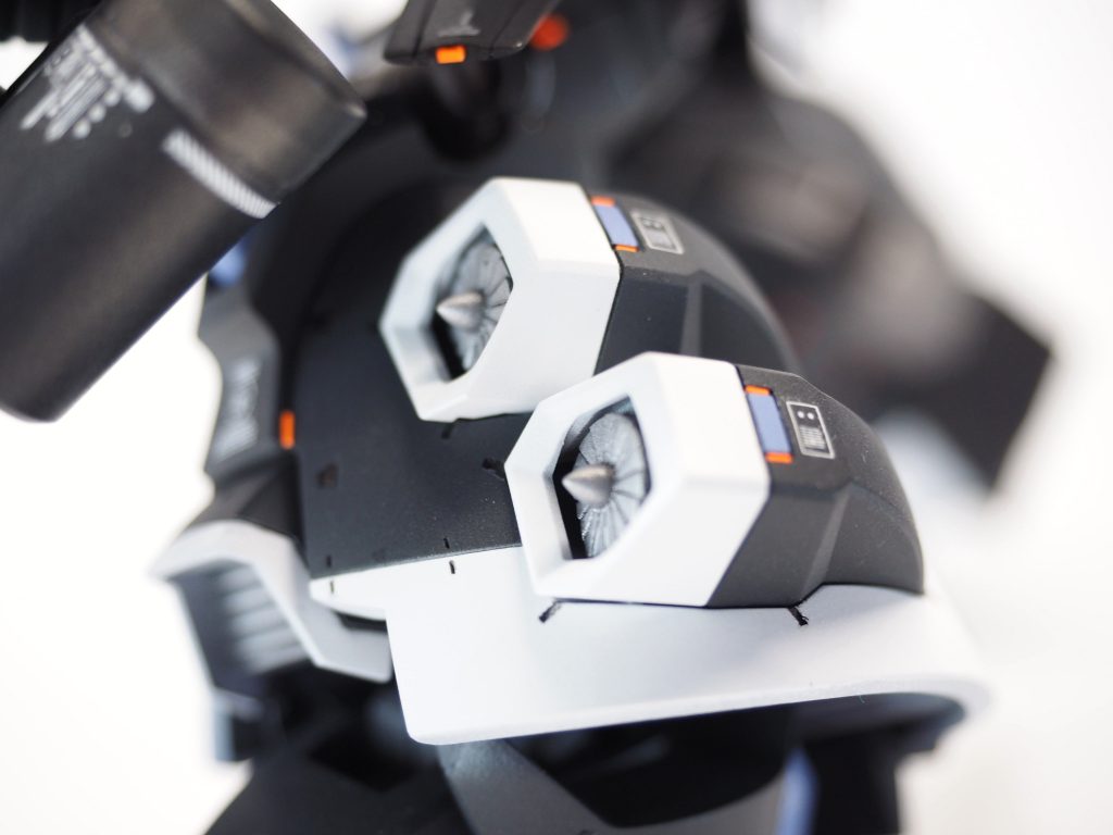 グフフの脚のこの部分がツボです。デカく広がった曲面から立ち上がる直線六角形のエアインテーク!エアインテークの後ろ部分はまた曲線で構成されていて曲面に融合していくという・・美しい(≧ω≦*)ディテールアップとしては、スジボリ・彫り込みの追加と、そこへのカラーチップ埋め込み、あと塗り分けをやってみました。カラーチップは0.3mm角棒や0.5mm角棒を蛍光オレンジに塗装して作りました。