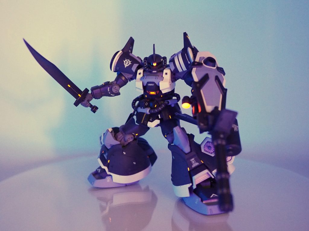 カラーチップは蛍光オレンジ、モノアイと35mmガトリングのスコープは蛍光ピンクを混ぜたレジンなので、ブラックライトで光ります。お腹のクリアパーツも内側に蛍光オレンジを塗っておきました。================================続いて制作記録です。