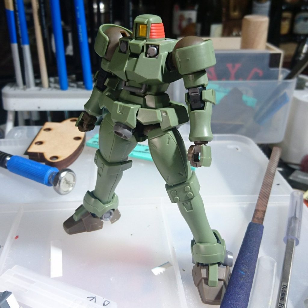 ・合わせ目消しと頭部回転加工前回のリーオーに施したものと同等の工作を行い、「何色にする？」とアンケ取ったらトールギスカラーが1位だったのでその方向に進むことに。