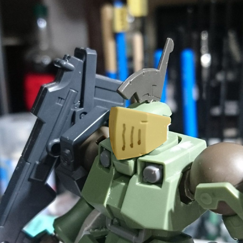 ・軌道修正酒飲みながらダラダラ弄ってたらふと『HG グレイズ』の膝アーマーが。「あれ？これイケるんじゃね？」とハメてみたらややキツめ＆大きめなもののイメージが沸いてきました。そうだ、騎士っぽくしよう！