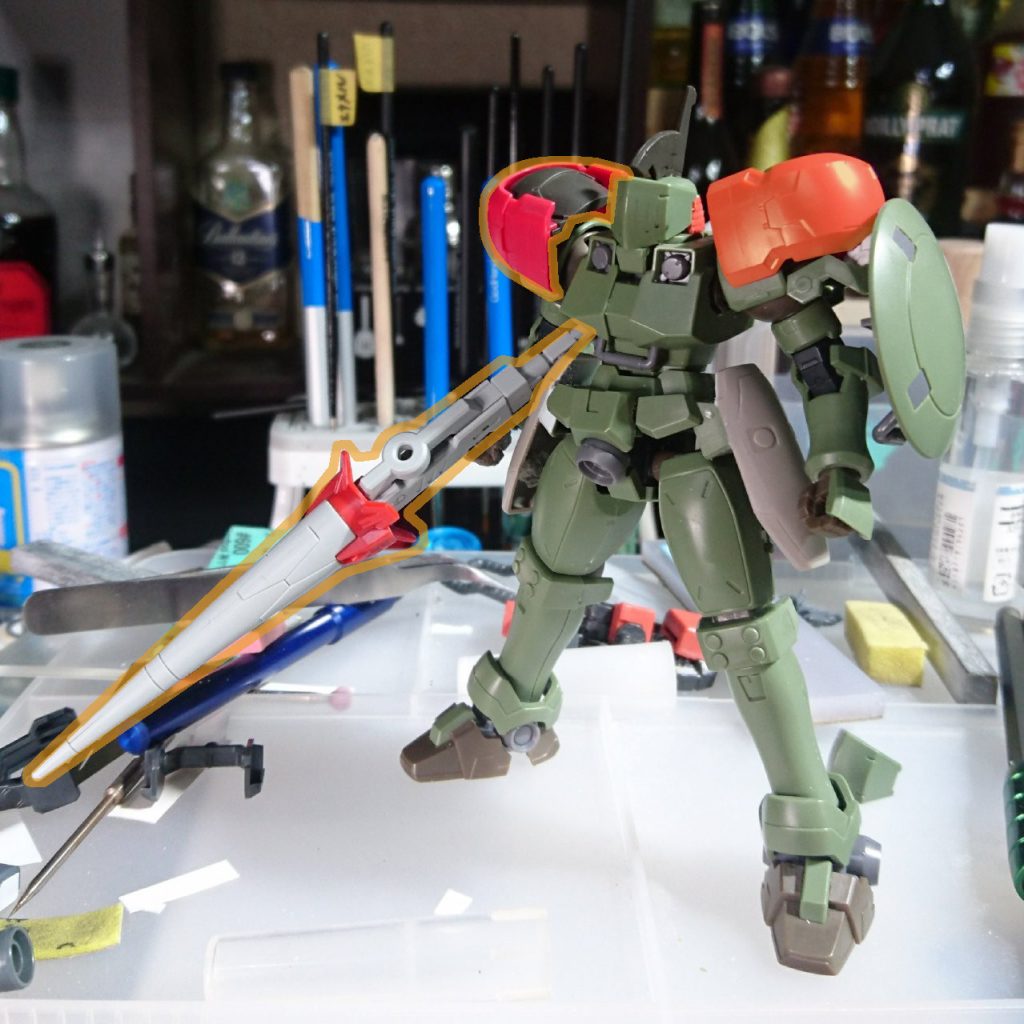 ・寄せていく着地点が決まったので寄せていきます。騎士っぽい要素でいいのが無いかな～？と漁ってたら『HG グリムゲルデ』を発見！まさかの肩アーマーが無改造でミラクルフィットしたので即採用。一気にナイトっぽくなったので『HGBDR ジャスティスナイト』からショットランサーを拝借。これ以上は迷走しそうなのでここで作業打ち切り！