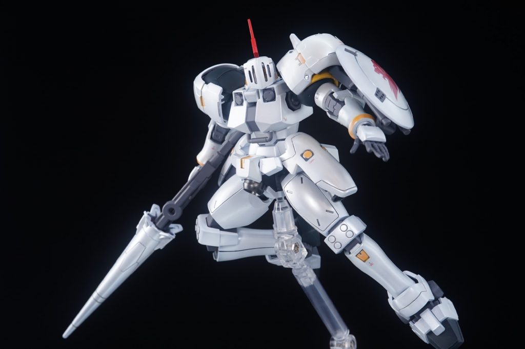 ・ガンランス騎士の魂を形にしたような(適当)突撃槍。強化した装甲と推力を生かしたチャージ攻撃が主な戦術な脳筋さんです。