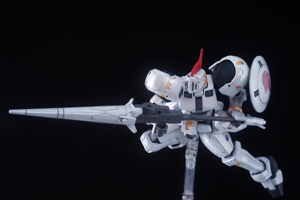 ・射撃+突撃爆発的な加速力が自慢のレオンハートさん。トールギスのような長距離は無理ですが、チャージアタック用には十二分!!…的な。バイザーは突進時にメインカメラを守ってくれます。突撃時も余裕があればマシンガンで釘付けにして確実にランスをぶちかまします。腰のスラスターもある程度はフレキシブルに動くので、左右のステップとかもイケる口。