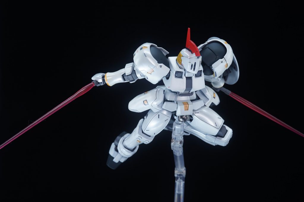 ・ビームサーベルサーベルはシールドに備えた二振りを使用。基本的にはランスの間合いで戦えなくなった際の緊急用。サーベルは出力調整で長さを変えられるようになっており、左をやや短めにして防御寄りの運用をする感じで。乱戦時はあえてサーベルを選択する事も。腰部スラスターを使い、すり足みたいな動きで滑るように剣林弾雨を潜り抜けます。