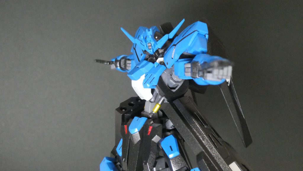 初めて光沢塗装してみました写真ではちょっとわかりにくいですが軽いメタリックな仕上がりになってます青い部分 メタリックブルー+ホワイト黒い部分 ブラック+ジャーマングレー白い部分 グランプリホワイト赤い部分 レッド※上記4つにはすべてスターブライトシルバーを少々混ぜてますグレー部分 Mk-Ⅱで作ったグレー武器など一部はシルバーとある試験を受けていたので1年ほど間ができてしまったので比率などはほぼ忘れてしまいましたキットはかっこよくていいのですが合わせ目多すぎて塗装が大変でした