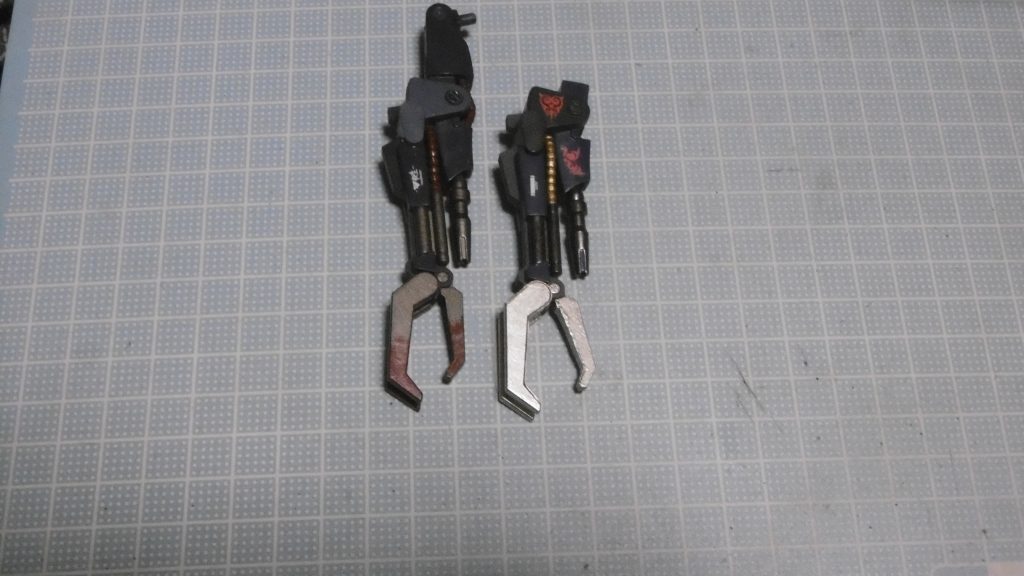義手化(右側)については前作のページに載せているため割愛しますが、上腕部の小型化により他のHGにも転用できるかと思われます。軸接続式なら3mmならそのまま、軸なしなら3mm径ジョイントパーツやプラ棒を介して。実際に試してはなく憶測になりますけれども。未加工で組み替えする場合、バイアラン・カスタムの腕部は過去作のように、サブアーム的な使い方に限定されがちかもしれませんね。