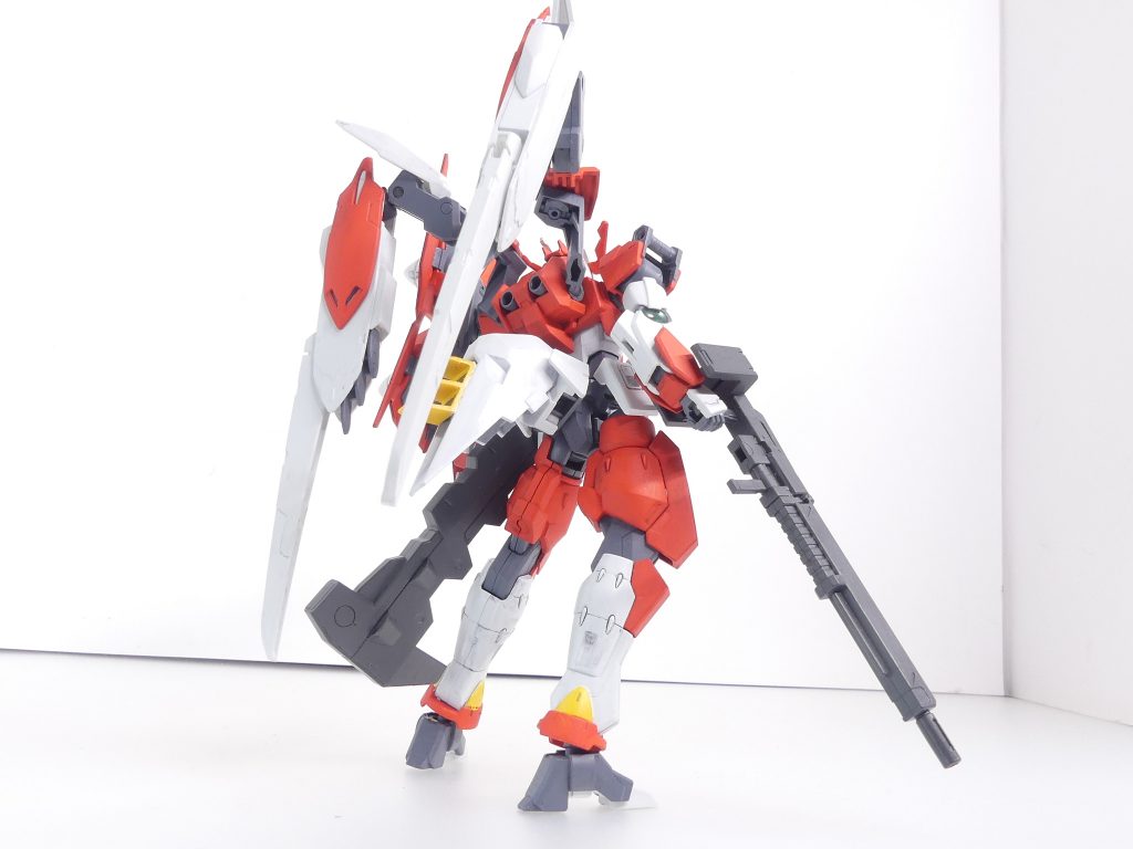 0.0（ダブルゼロ）：マサムネのガンプラ。ダブルオーガンダムのダイバー用カスタマイズプランをもとに、より高速戦闘をこなせるようにカスタムが加えられた。ツインドライヴは左右非対称となっており、クアンタに近い配置となっている。名前は一度引退するまでの勝率0.0％から。後ろから。基本構造としてはダイバーの足をAGE-1スパローに取り換え、ドライヴ部分にバエルの翼を足したもの。「翼」は今後の本作にとって重要な要素です。組み済みのダイバー…ですが、一部関節やパーツは接着剤で固定されており、それらについては基本的にいじらない方針で製作しています。このため、腹など非可動部分があったり手首はいつものビルハンではなくダイバーそのままだったり…腰後ろのサーベルラックも取り外せなかったので、ウーンドウォートの予備パーツで尾羽風に。 