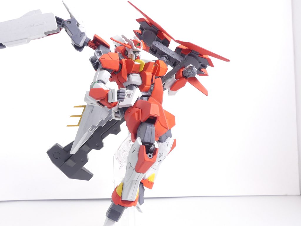 GNニードルガン：膝に装備されたニードルガン。GNミサイルと同様、命中後内側からGN粒子を吹き出し内部から破壊する。 