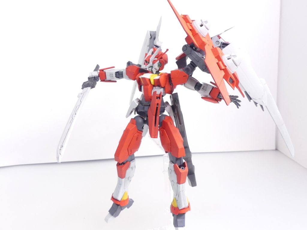 GNセイバーソード（GNザンバーソード）：腰に装備。さやから引き抜くとGN粒子をまとわせた剣・セイバーソードに。さやごと持つとGN粒子をまとわせた斧剣・ザンバーソードになる。ザンバーソードは主に対ガンダム・フレームに高い効果を発揮する。その辺は最近の傾向を調べてきたようである。アスタロトオリジンのナノラミネートソードから。この位置の剣装備は本連載だと過去にグフ・バサラがいるので意識しつつも… 