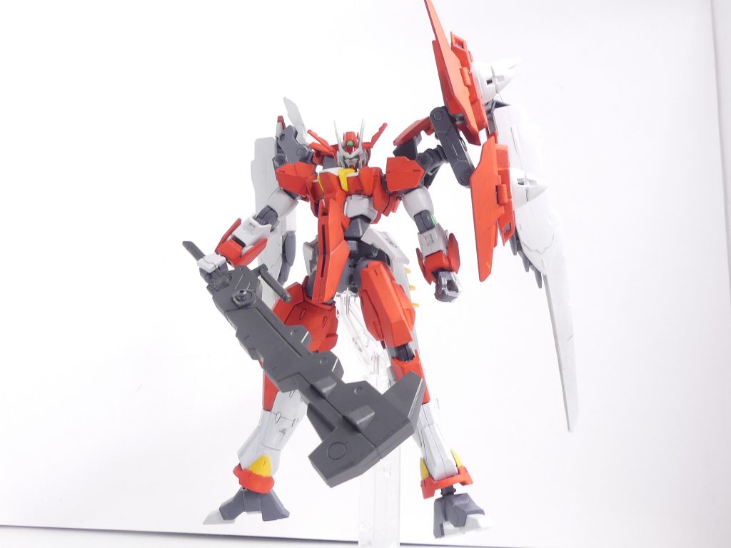 高速戦闘カスタム：マサムネは多くのガンダムシリーズで得たイメージから、高速戦闘を得意とするガンプラを製作してきた。…が、現実的には乗りこなせなかったようである。完成度が高くなかったためトランザムも発動できず（発動していたら振り回されていたのだろう）。今回のリベンジに当たってはコンセプトを引き継ぎつつ、バエルの翼を移植。アクティブウイングバインダーとして姿勢制御能力を高めた。塗装はインスペクション風。左肩を加工しCジョイントを追加、そこからドライヴを生やします。 