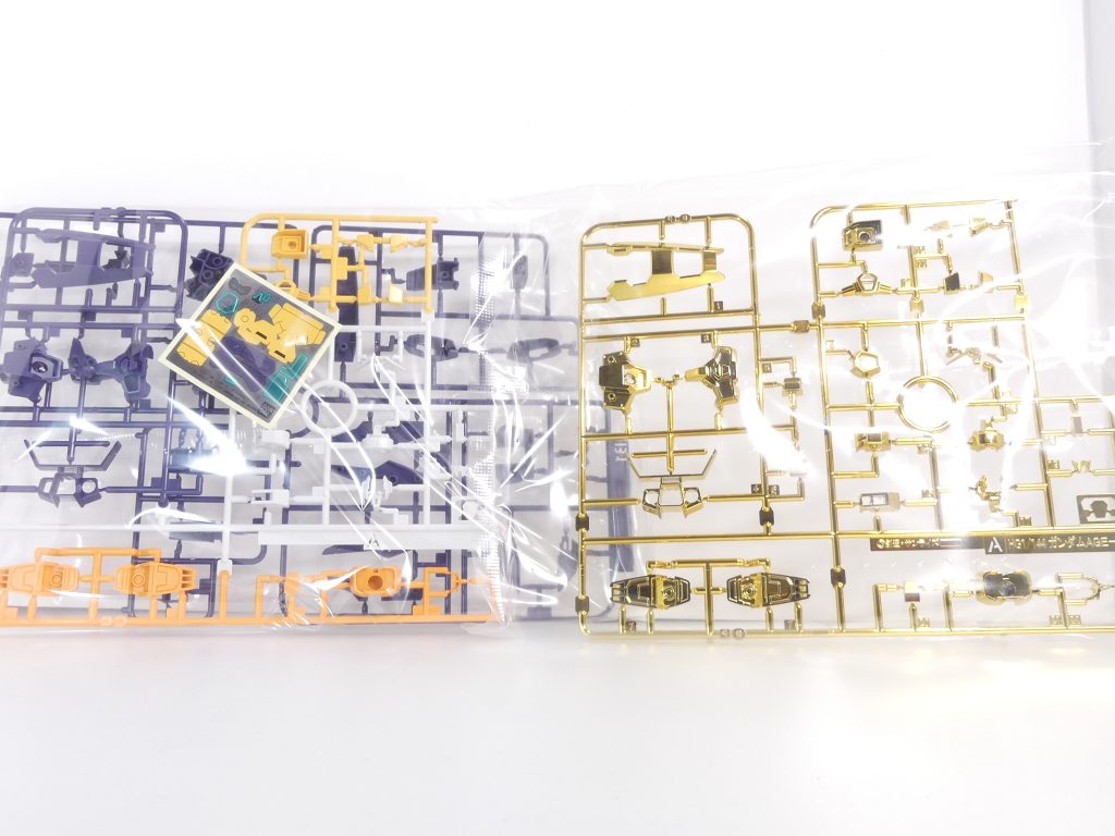 仕様としては、・パーツはTRYAGEマグナム（トライエイジで色分けされている部分の色分けが必要ないため）・シール・説明書はトライエイジガンダム（追加説明書には「バックパック・腰・足のシールは使用しません）表記）・トライエイジガンダムに付属したカスタマイズエフェクトとプレバン特典カードは付属せず、上記パーツ違い用の追加説明書+部品注文カード付属･･･となっています。写真はＡＧＥー１そのままのＡランナー。見ての通り金一色です。今回は原型機である（どっちが原型機だ？）TRYAGEマグナムと共にたっぷりと。･･･と言いたいですが、「遊び」で撮った写真の数々で（小説パート含み）１６枚ではとても足りません。初の金色ガンプラが思い入れのあるＡＧＥ系ではしゃいでる筆者です。後日、ブログに増補版を上げます。 