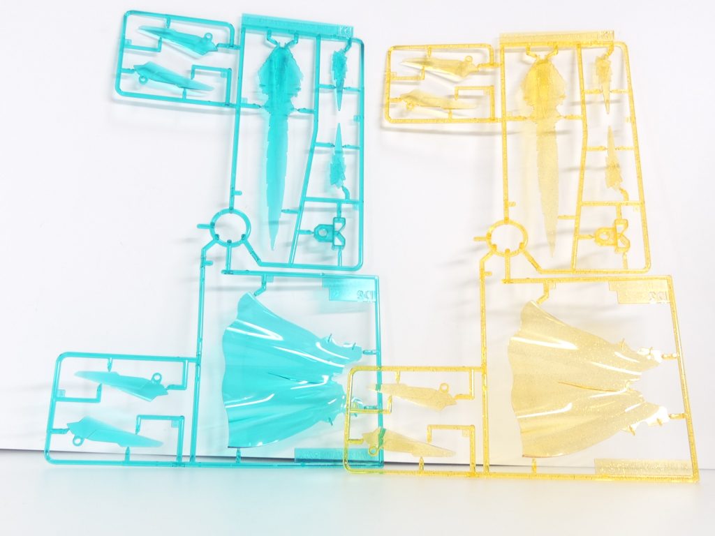 もっとも差が大きいであろうクリアパーツ部分。TRYAGEマグナムはクリアグリーン。金色トライエイジはラメ入りイエロー。トライスラッシュブレイドはクリアパープル。通常トライエイジガンダムはクリアレッド･･･ 