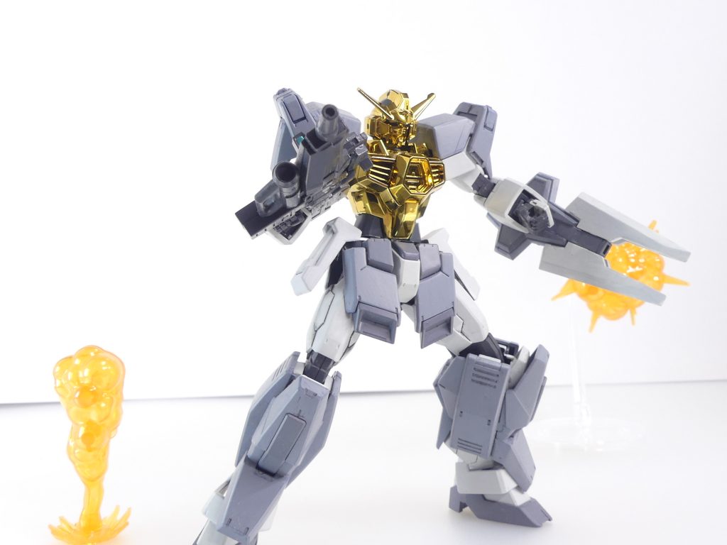 ガンダムＡＧＥ－１　スーパーゴールドコア：ゲイジング。それは「ガンダムＡＧＥ」放送当時に行われていた、ＩＣチップを使った店頭無料筐体遊びのことであった。その景品の一つ（「ＡＧＥデバイス」台その他がいるが基本無料）。金色のＡＧＥー１のコアは、当時は1/100（ゲイジングビルダー、ＧＢ。ボーイズトイ事業部のおもちゃ）のものだった。その伝説は刻を越え、今ガンプラで完全再現の時･･･！おかしいなぁ金色トライエイジだったはずなのに「スーパーゴールドコアとトライエイジウェア」になってしまったぞ。変更点は頭部のひさしとバックパックのみ。バックパックの仕様上、トライホルダーフレームはこちらには付けられません。アーム・レッグウェアはＡＧＥ－１磨で。 