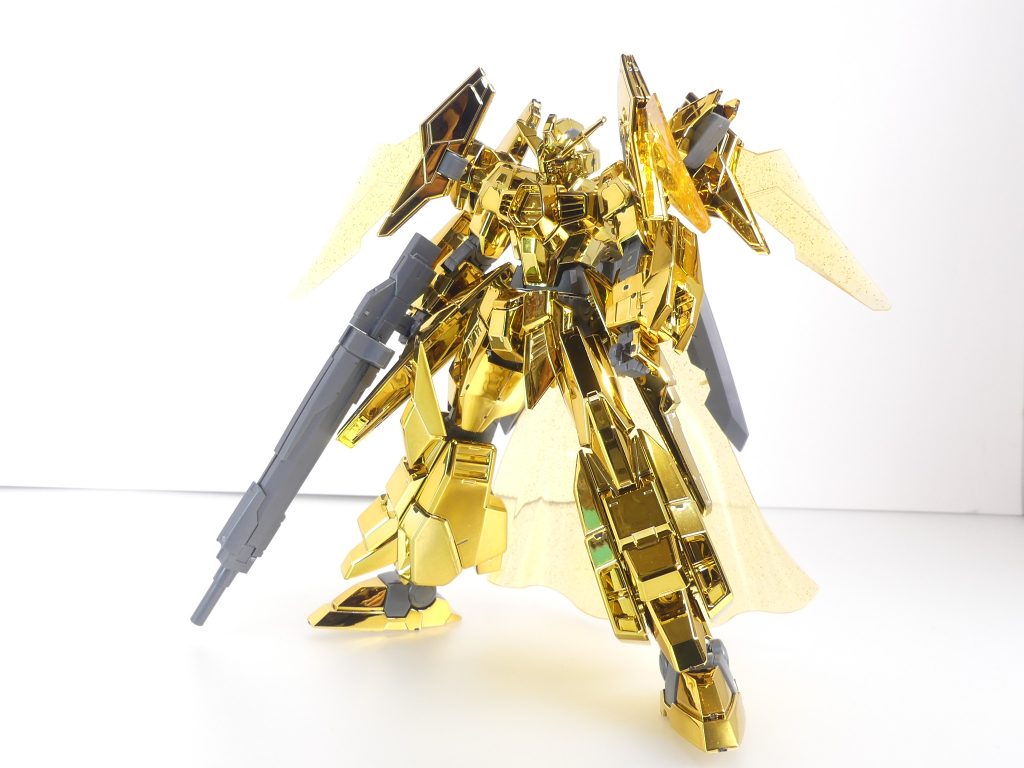 トライエイジガンダム：ＡＧＥシステムがアスノ家３世代の戦闘データをベースに、ブルーシアのガンダム記念館に展示されていたガンダムＡＧＥー１を大改修した機体。専用カードであらゆるモビルスーツの武装・性能を召喚できるトライエイジシステムを搭載し、多彩な戦術が可能。金色トライエイジ、前から。全身が金一色でコーティング、関節は通常と同じ、クリアパーツは上記の通り（ビームサーベルは同色なので省略）。各パーツは裏側までみっちりコーティングされており、はめるときに少しきついのが特徴（専用説明書にも表記）。今回、本来の金色トライエイジの説明書とも異なり、シールは肩と目のみ貼っています。 