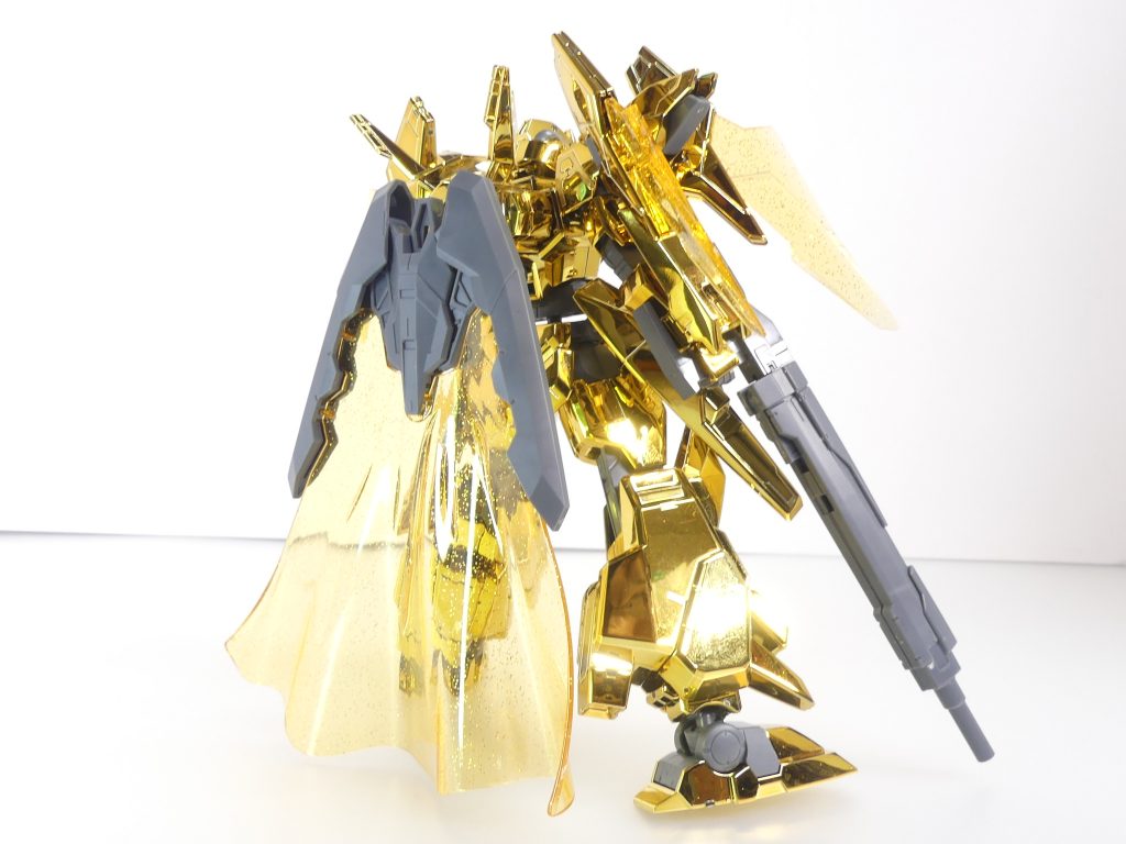 金色キャンペーン：懸賞品のガンプラがゴールドコーティングなのはよくある事。最近は金色のアースリィガンダム（金色アースリィ）も登場した。なお、「トライエイジ」絡みとしてもっとも有名なのは、トライエイジをプレイすることで口数が溜まり応募できたゴールドコーティングのガンダムトライオン３。筆者はそちらには外れているので初金色である。後ろから。切り跡はともかく指紋などが目立ちますが申し訳ない。 