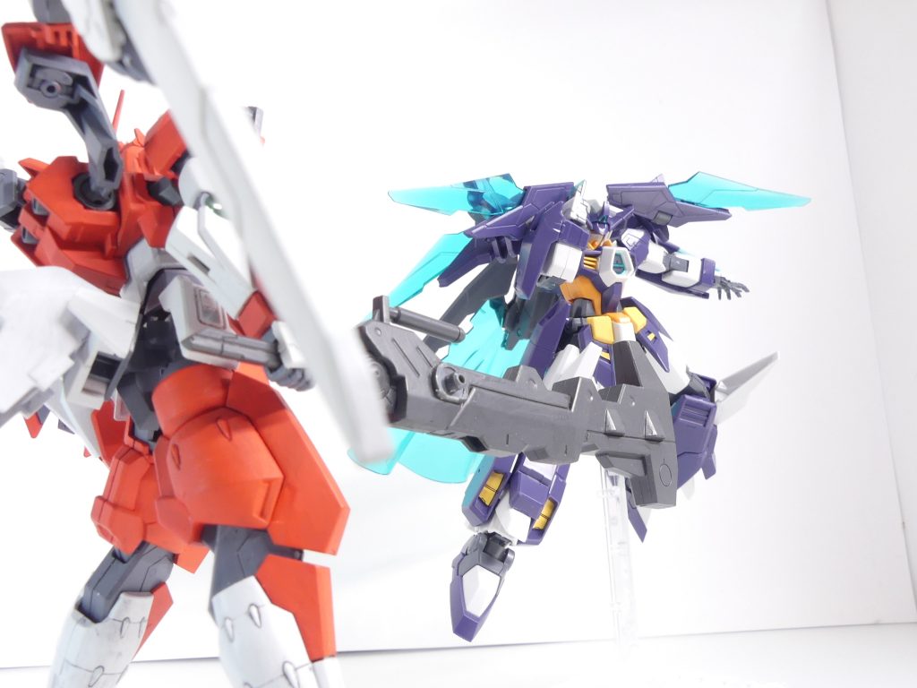 第119改「チャンピオン」～ＧＢＮ・とあるバトルロイヤルミッション～俺は、それに出会った。出会ってしまった。･･･正直、運悪く。ガンダムTRYAGEマグナム。「惑星エルドラ事件」でもＧＢＮ側の旗頭として大活躍したっていう、テレビのニュースに出るレベルのガンプラ。搭乗するのは、ＧＢＮの「チャンピオン」、クジョウ・キョウヤ。･･･ていうか、なんでこんな雑多なミッションに、チャンピオンが出てくるんだ・・・！？すかさず、0.0を反転･･･いや、待て。あれと、戦いたい。何故か、血が騒ぐんだ。このＧＢＮ戦国時代に、あれを越えたいんだ。それこそが、俺がここに戻ってきた理由だって・・・！～初心者にしては･･･と言ったところか？～クジョウ・キョウヤは･･･さすがに強い。攻撃は当たらないし、逆に向こうの一撃は正確に狙ってくる。ガンプラだけじゃない、あいつの操縦テクは、本物のガンダムの主人公クラス。･･･ゲーマーだ。直感し、そして･･･ 