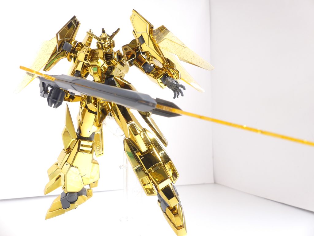 トライホルダーフレーム/トライスラッシュブレイド：背中のトライホルダーフレームは、トライエイジシステムの発動、ビームマントの発生、トライスラッシュブレイドへの変形を行える多機能武装。小説パートの写真では「TRYAGEマグナムがゴールドコーティング仕様のカードを読み込ませた」ためスラッシュブレイドが緑のままです。 