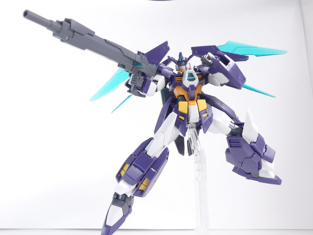 トライバード/TRYファンネル：肩部には、遠隔操作できる戦闘機を二基装備。ウイング部はファンネルとして使用可能。余談、トライエイジガンダムの説明書には同機の必殺技「トライエイジ・エタニティシューティング」についての記載があるほか、説明書のフォーマットが「ガンダムＡＧＥ」のＨＧ仕様となっている。武装解説はＡＧＥシリーズと同様ない。ベースはＨＧＡＧＥガンダムAGE-1。組み替えなどはそちらに準じます。ランナーレス台座が付属し、作中の大活躍をそのまま再現できます･･･余剰パーツで普通のＡＧＥー１コアやドッズライフルも組めます。両トライエイジに共通し、ＡＧＥー１の共通グレーパーツはＫＰＳではなく通常ＰＳです（追加パーツがＫＰＳ）。 