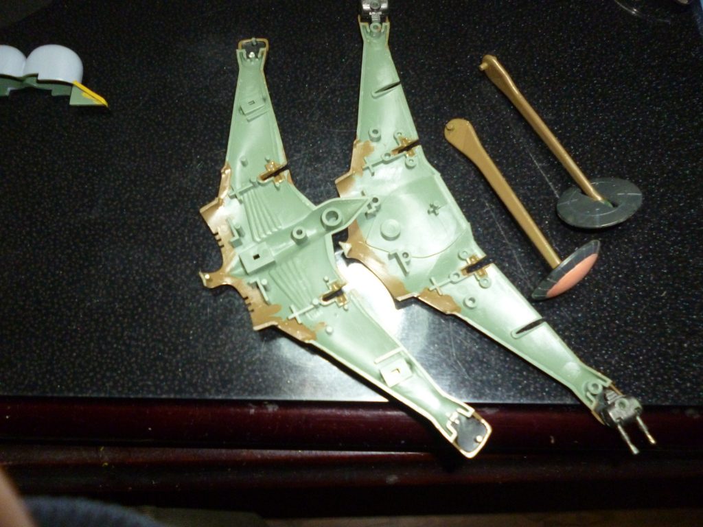 　レドーム可動域の加工です。　このキット、最近のいわゆる普通のガンプラとは違い、ポリキャップなんてものは一切付属しません。そのため、何度もレドームを動かしているとパーツの可動部分がへたってきてしまったので、固定部分に木工ボンドを薄く塗っておきました。　これが意外といいすべり止めになってくれて、レドームを動かしてもバッチリ固定できるようになりました！　これからも旧キットを製作する際に使えそうな小ワザを発見しましたよ！！ 