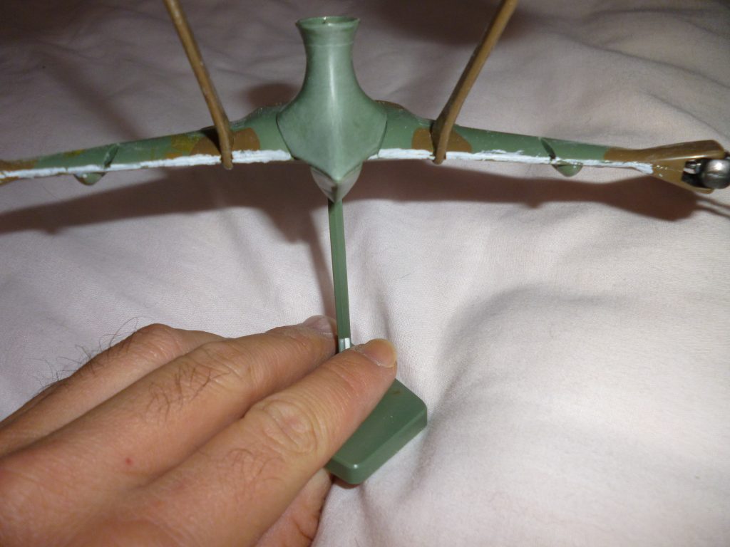 　組み上げです。　翼を貼り合わせる際、先ほど述べた木工ボンドの弊害なのか結構大きな隙間が空いてしまったので、パテで埋めました。 