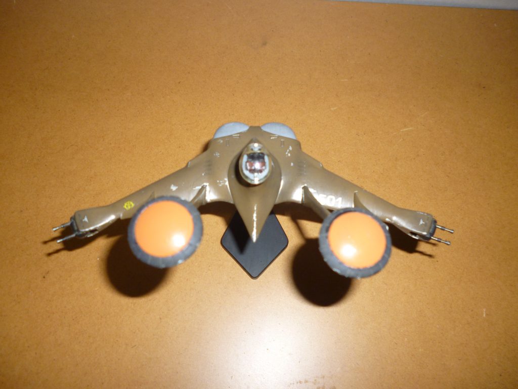 　機体上面です。　「これ本当に飛ぶのか・・・？」と思わずにはいられないデザインですが、これでもジオン軍の航空機の中では屈指の完成度だったそうです。事実、劇中ではシャアが普通にコア・ファイター相手に平気で空中戦をしていましたしね・・・。 