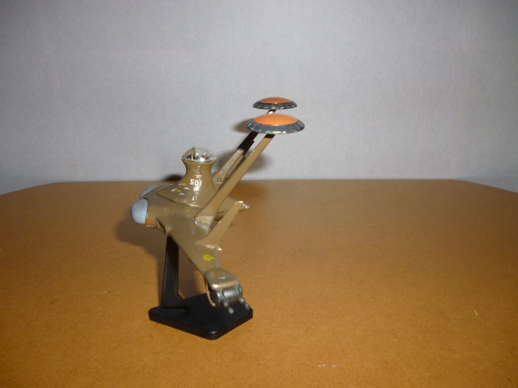 　機体側面です。　機体番号は、以前投稿したドダイYSと同じく「ストラ〇クウィッチ〇ズ」が元ネタです(笑)。　その他、機首（？）のミサイル発射管や翼端の機銃の周りにコーションデカールを貼ってそれっぽく仕上げてみました。 