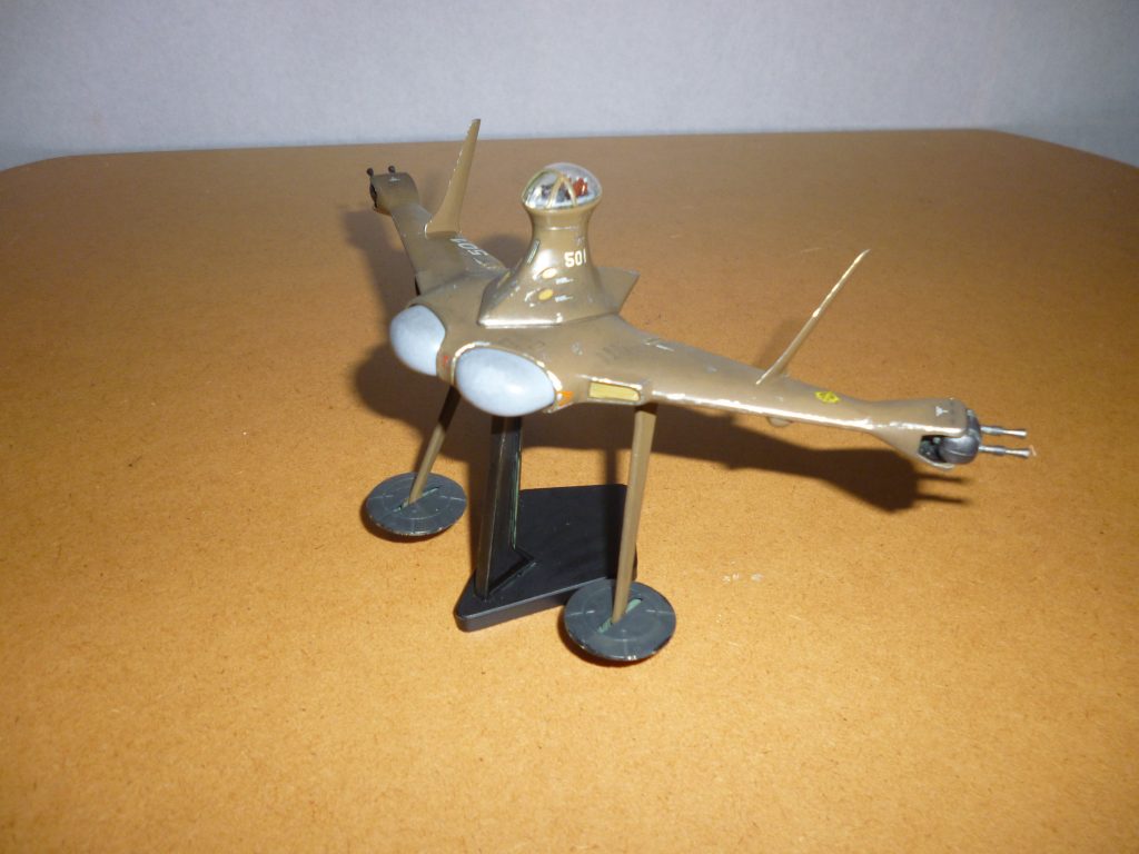 　レドームの可動です。　上空、地上のどちらも監視できるようにとの理由からなのでしょうが、飛行しながら空中でこんなところを動かしたら絶対墜落するのではないでしょうか・・・？　とはいえ、模型としてみれば非常に楽しいギミックですね。 