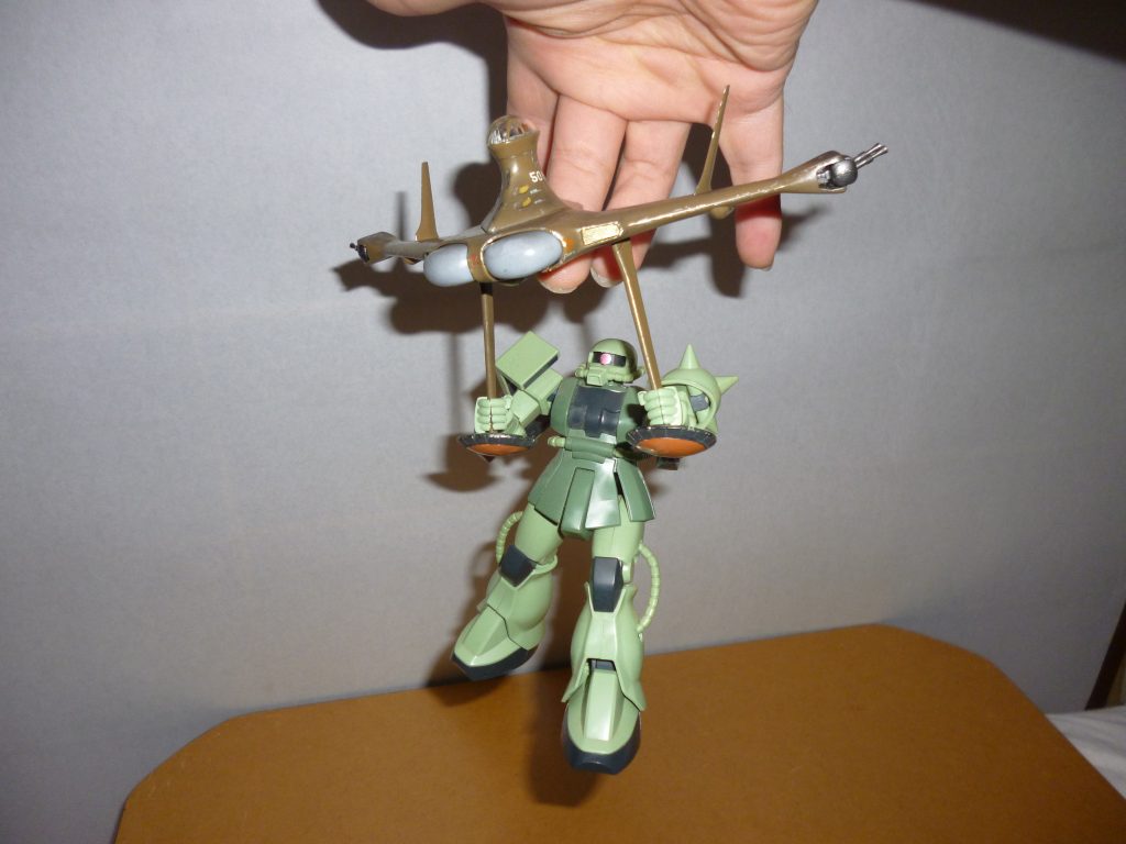 　ザクを空中輸送です。　先ほど述べたファーストガンダムの名エピソード「ククルス・ドアンの島」で、ドアンを追ってきたジオン軍の部隊がルッグンにザクをぶら下げていたので、手元にあった素組みのHGUCザクで再現してみました。　それにしても、こんな方法でザクを運べるならドダイは必要ないんじゃ・・・。ドダイYS「え？俺の存在って一体・・・？」 