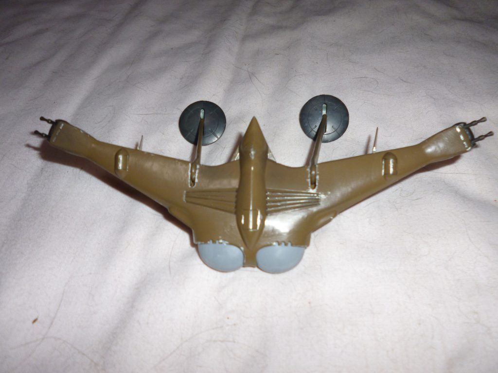 　機体底面です。　裏面にもダクトなどのディテールが入っているのが嬉しいですね。　ちなみにキットには着陸用の車輪が付属するのですが、今回は取り付けずに製作しました。というのも、機体中央の車輪のパーツを、どうやら誤ってランナーごと捨ててしまったようでして・・・。教訓　：　いらないランナーを捨てるときには、小さいパーツなどが残っていないかよく確認しましょう。 