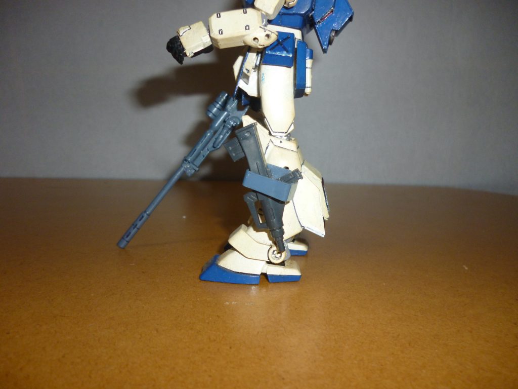 　サブウェポンホルダーです。　当時何かの本で見かけたイラストで「ジム・スナイパーカスタム」がふくらはぎ側面にビーム・スプレーガンを装備しているのを真似してみました。ホルダーに突っ込んであるのは、もともとジム・コマンドに付属していたブルパップマシンガンです。