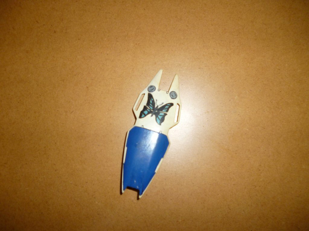 　シールドです。　当時「手描きのパーソナルマーク」というものを自分のガンプラに施してみたいと考えていたので試してみました。　スミ入れペンと面相筆で描いたにしては悪くない出来です（文字通りの自画自賛wwww）。　まぁ、1/144という縮尺を考えると少々大きすぎる気もしますが・・・。