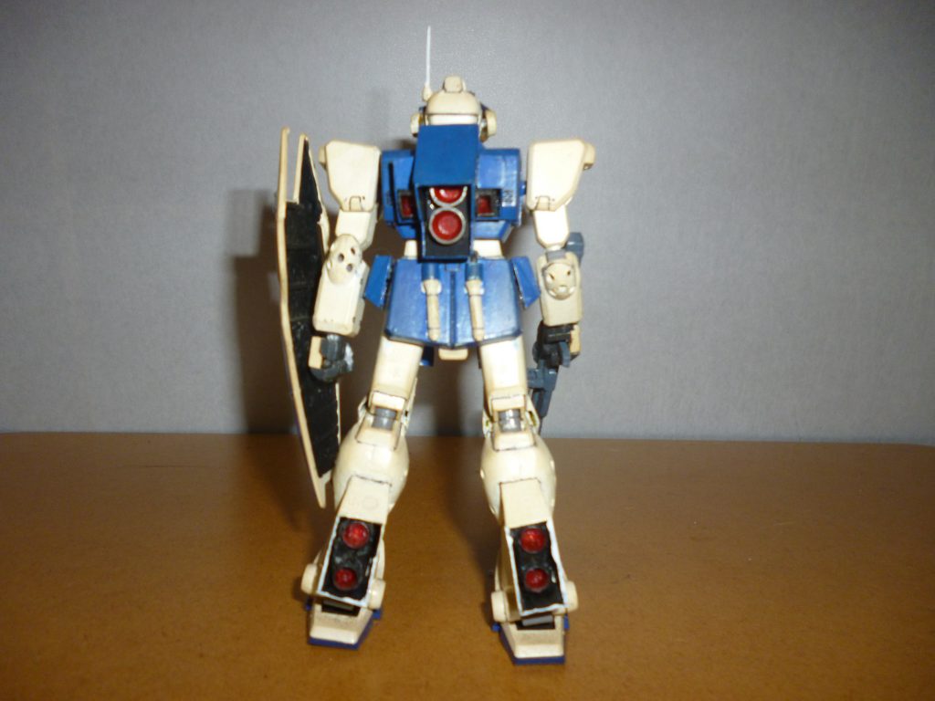 　リアビューです。　こちらの改造ヵ所は・バックパックをプラ板と市販のバーニアパーツで自作・肘アーマーの穴５つずつ（いわゆる「ブチ穴」）を開口・ふくらはぎにスラスターをプラ板やジャンクパーツで自作これくらいです。