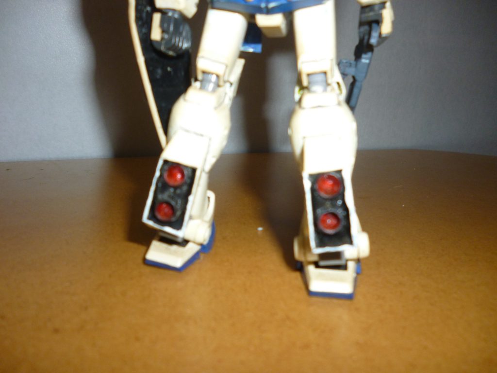 　ふくらはぎのスラスターです。　バーニア部分は、これも高校生の頃、自作しようとして失敗した高機動型ゲルググ用のバックパックのバーニアパーツを再利用しました。パーツ自体は市販のバーニアパーツをエポキシパテの中にめり込ませただけのモノです（笑）。　そのバーニアパーツの周りを囲うようにプラ板を貼りつけ、それっぽく仕上げてあります。