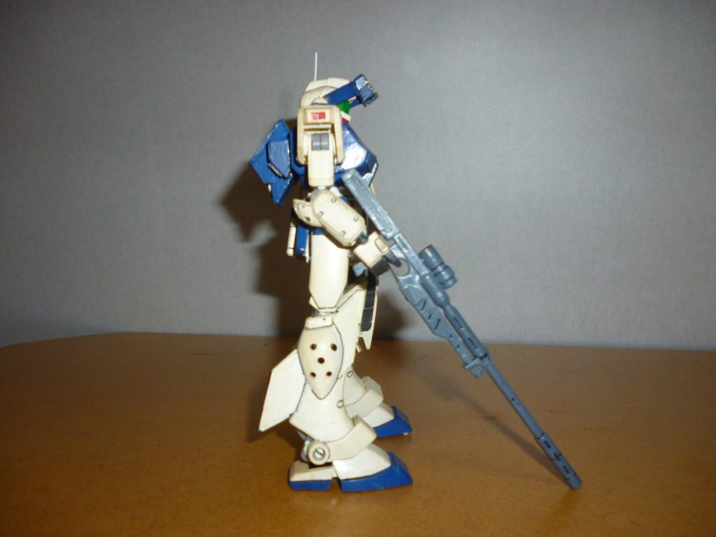 　サイドビューです。　こちらの改造ヵ所は、ふくらはぎ側面に開けた５つの穴くらいですが、この穴、ふくらはぎの両側面に開いている上、両脚に同じ加工をしなければならず大変でした。　結局「最初に穴を開けた部分にセロテープを貼り（当時はマスキングテープなんてモノ知りませんでした・・・）、それにマジックでふくらはぎの形を描いた後で千枚通しで穴を開け、それをはがして反対側やもう一方のパーツに貼り、マジックで穴の位置を写し取る」という古典的な方法でなんとかしました。　