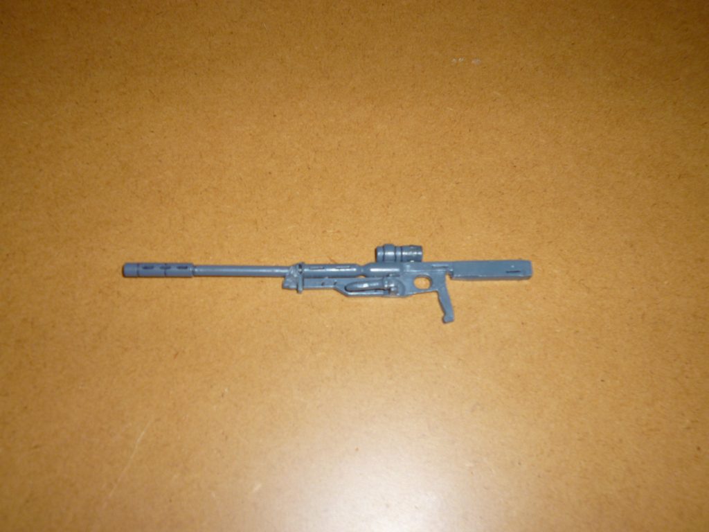 　スナイパーライフルです。　当時はジム・スナイパーⅡがどんなライフルを装備しているのかよく知らなかったので旧キットのヤクト・ドーガのビーム・アサルトライフルをベースに自作しました。銃身にはボールペンのインクが入っている細い筒を、サブグリップはFGザクのマシンガンのパーツを使い、銃口部分はシステムウェポンのパーツです。　高校生だった当時はMGガンダムのビームライフルの銃口が付いていたのですが、そちらのパーツは数年前に製作した「ジム・スナイパーカスタム」に移植してしまったので、代わりにこちらを取り付けました。　付け換えた当時はいまひとつ気に入らなかったのですが、今見るとサプレッサーっぽくてスナイパーには似合いますね！