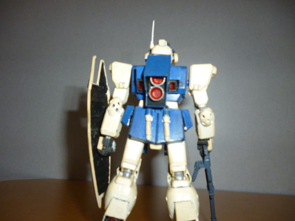 　バックパックです。　自作部分の中では、ここが一番出来が良いかもしれません。とは言っても、プラ板の箱組みに市販のバーニアパーツを貼り付けただけですが・・・。　ちなみに、バックパック両脇の四角いバーニアはプラ板による自作です。　